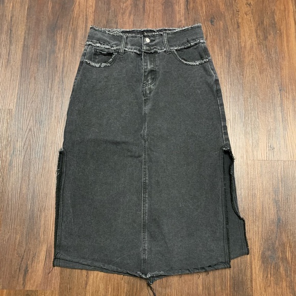 Forever 21 Dresses & Skirts - Forever 21 Black Denim Raw Hem MIDI Skirt